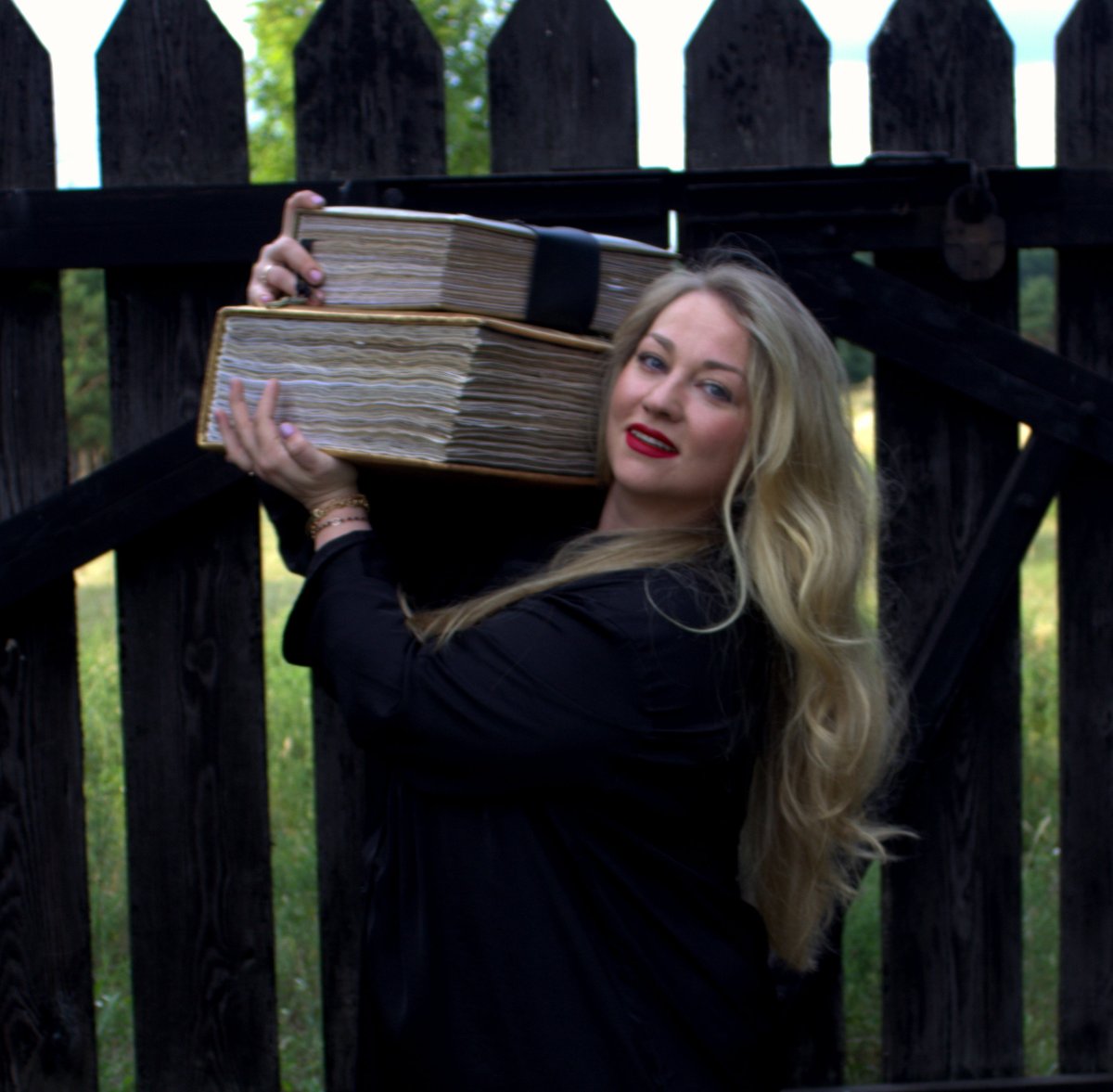 MemoryKeeper9's tweet image. Friends! I really want to share my joy with you ! 
I opened my own store.💚
I invite you to visit it.
There you will find incredible and authentic Grimoires, Diaries and magical journals ⭐
memorykeeper.store