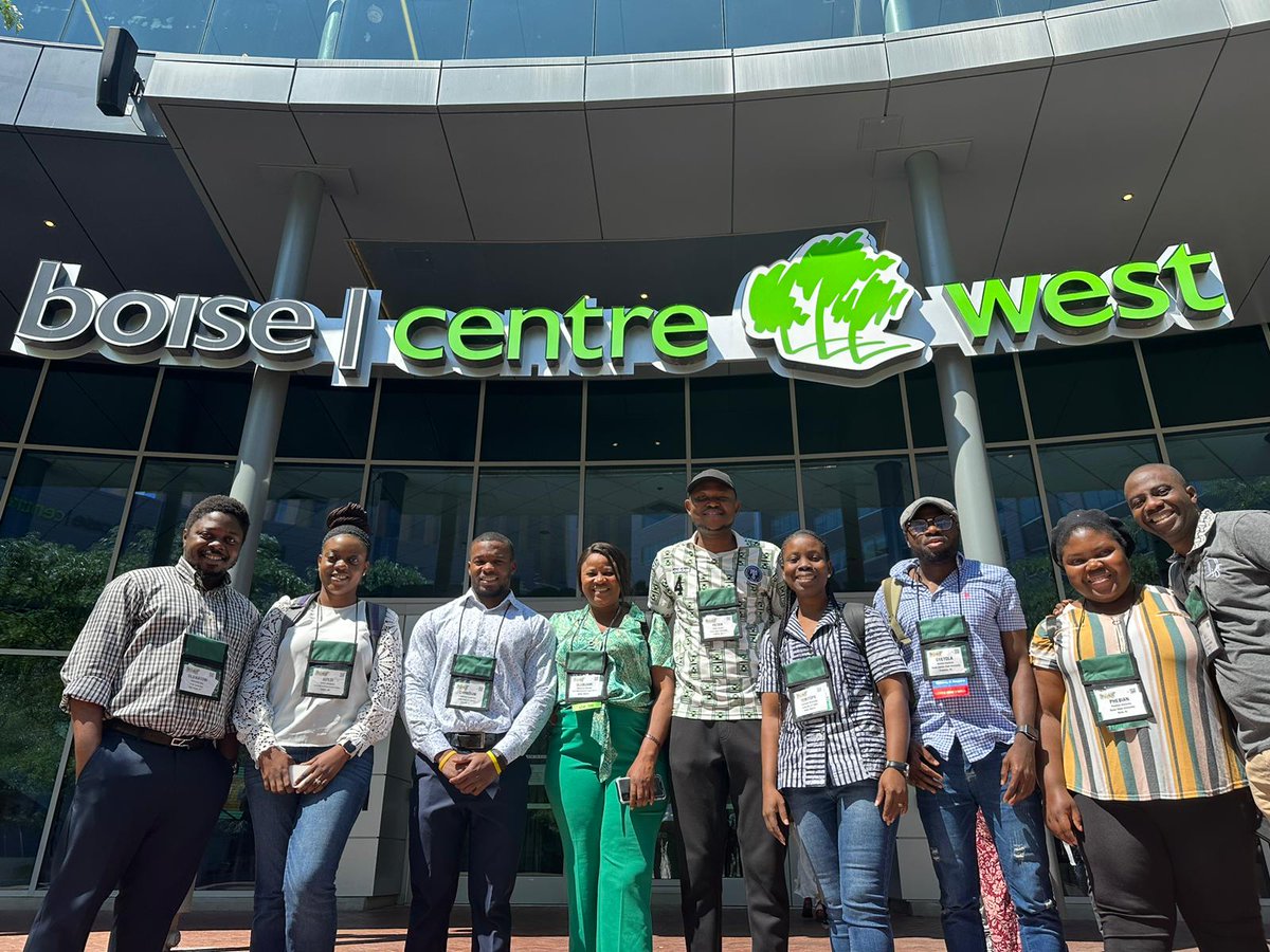 OSO_Tee's tweet photo. Some of the Nigerian contigent and our Venezuelan sister at the ongoing #Botany2023 in Boise-Idaho.
It's been nice meeting new friends and listening to all the great talks from everyone, representing different institutions, from far and near. https://t.co/PFL9bsihRK