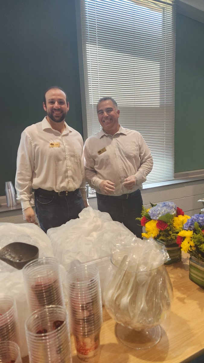 chasityramos65's tweet photo. Proud to serve out community today at state of the schools for Forsyth Chamber of Commerce! #onlyatteds #tedsmontanagrill  #forsythcountyga https://t.co/v4ZWyGsoEx