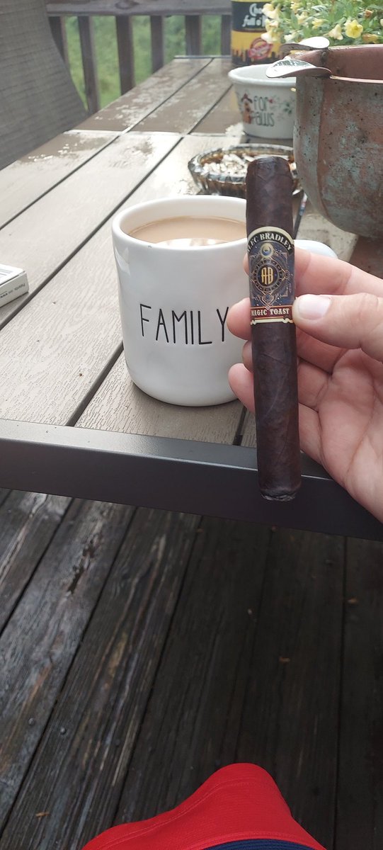 csb329's tweet photo. A little Tuesday evening #LeafAndBean. Relaxing my mind. Early rise again tommorow, but at least it's weds...halfway through the week. #OGMisfitGang #NeverARepeat #CigarSniffers #NobodyAsked https://t.co/nsPMhteBrz