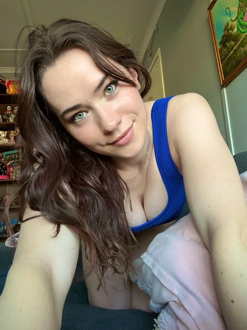 Hi 🥰 let&rsquo;s watch movies on the couch all day 💕 https://t.co/6qKhVu1YWi