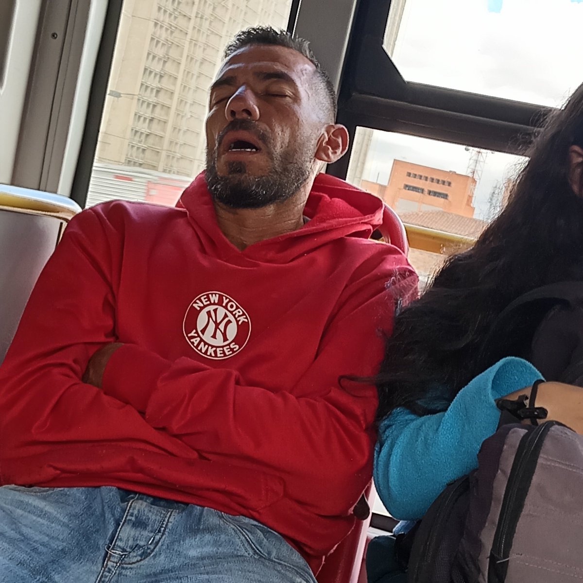 Ay no que pena, que días en el portal norte me fui a colar con Kelly y Camila, entonces puss salimos corriendo y una señora con un megáfono se nos fue detrás gritando dizque "Colaton Colaton" y nos estaban persiguiendo pero puss soy más rápido #TransmiBogotá #Colados #LoveIsland