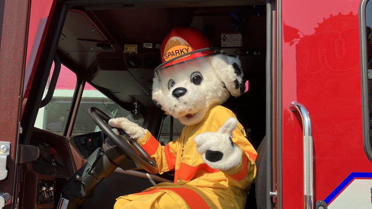 EdmontonFire's tweet photo. We were proud to attend @KDaysyeg's #MondayMorningMagic yesterday! Sparky and Norwood Station 5 had the opportunity to meet and spend time with children with disabilities as they enjoyed the fair. There were countless pictures, hugs, high fives, laughs and tours of the firetruck! https://t.co/8xtjUuXG3n