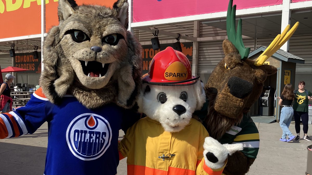 EdmontonFire's tweet photo. We were proud to attend @KDaysyeg's #MondayMorningMagic yesterday! Sparky and Norwood Station 5 had the opportunity to meet and spend time with children with disabilities as they enjoyed the fair. There were countless pictures, hugs, high fives, laughs and tours of the firetruck! https://t.co/8xtjUuXG3n