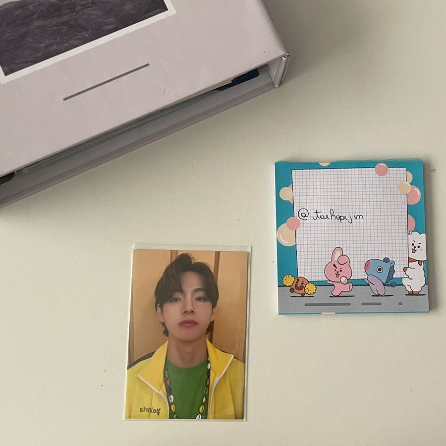 taehopejin's tweet photo. ☁️ VENDO   

❥ Taehyung | V;
 ❥ Butter CARDIGAN;
 ❥ 65 com frete;

mando mais fotos/vídeos na dm, feedbacks no fix. https://t.co/xtX36gqJSt