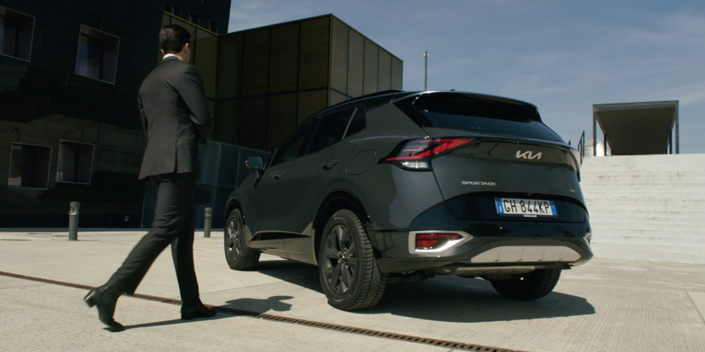 Splice_ES's tweet image. El colorista y director de fotografía Matteo Bertoli habla del rodaje sobre contenidos de moda para Kia Motors en la Milan Fashion Week. Además, explica su decisión de filmar con el modelo Blackmagic URSA Mini Pro 12K y sus objetivos Leica R. splicecommunity.com/es/projects/mi…