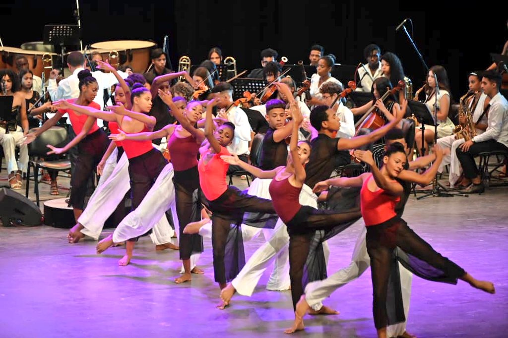 Día lleno de emociones en nuestra querida Santiago. Participamos temprano en la sesión solemne de la Asamblea Municipal, luego en hermoso encuentro de solidaridad con amigos de varias partes del mundo, y ahora en la gala por el #26DeJulio. ¡En unas horas nos vemos en el Moncada!