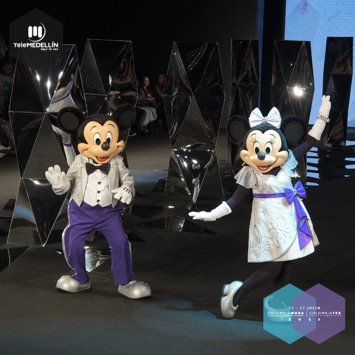 Telemedellin's tweet image. #TMEsModa | La magia de Disney llegó a #Colombiamoda2023 + #Colombiatex2023 con la pasarela Reflections of Wonder. 👕🪄🤩

Disfruta de la transmisión de todas las pasarelas en nuestra app #TM+ y en nuestras plataformas digitales.