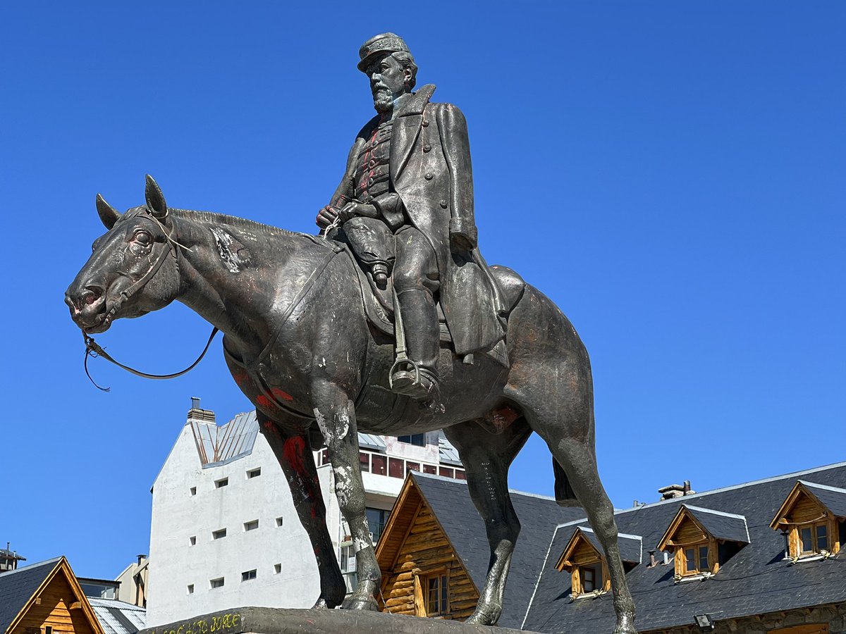 VickyVillarruel's tweet photo. Cómo van a sacar al Grl Roca del centro de Bariloche? En q cabeza de zurdo negador puede entrar q saquen la estatua de quien ganó la Patagonia para Argentina? Realmente estamos en el punto histórico + bajo de ntra dignidad como Nación. Vamos a cambiar eso! la Libertad debe Vencer! @JMilei  Los próceres en las estatuas, los delincuentes a la cárcel!