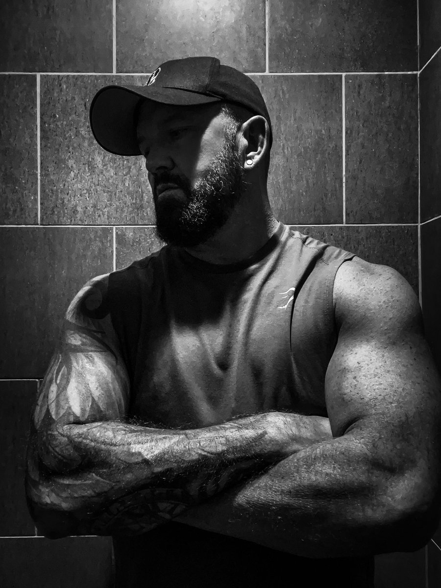 TomBoySC's tweet image. Hey y’all. This shower lighting is giving. #gym #shower #tattoo #beard #zaddy #workout