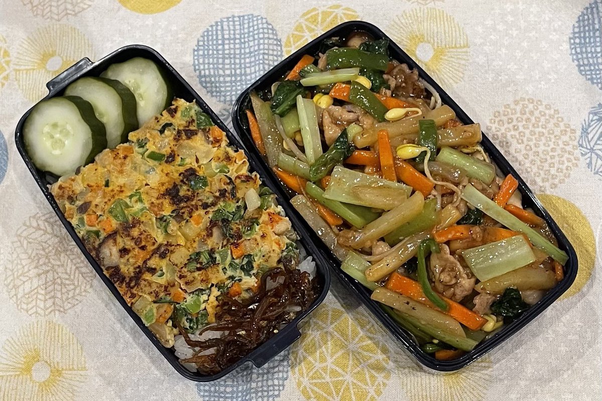 Tak_O's tweet photo. 白米ごはん、野菜醤油麹炒め、野菜玉、ぬか漬け🥒

暑い、暑い🥵といいながら
気がつけば、もう7月も終盤

手のつけられてない仕事も、
どうなるのか、不安ばかり

せめて夏休みの楽しみのことを
考えようか

#お弁当記録
#弁当男子
#親父弁当 https://t.co/nyWfbuLgwl