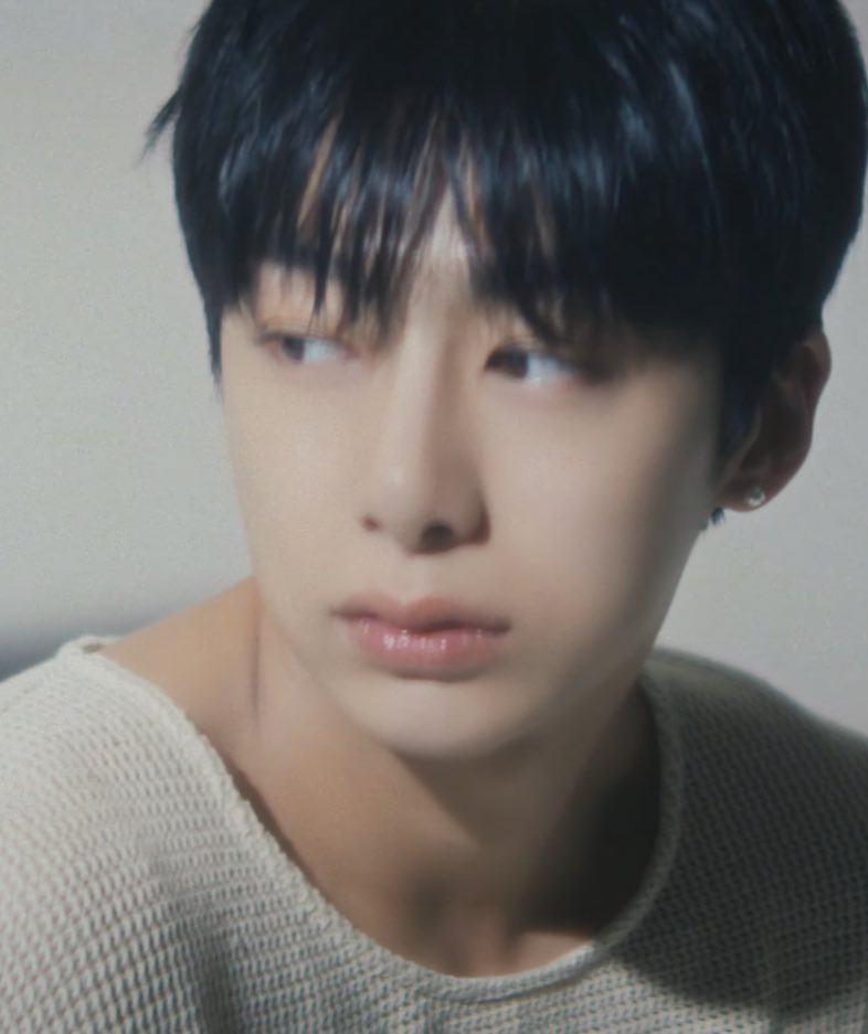 hwonpics's tweet photo. let’s get the MV to 1M views monbebes 🔥🖤

https://t.co/x5Z0cBjAfH #형원 https://t.co/qM2qnbk84S
