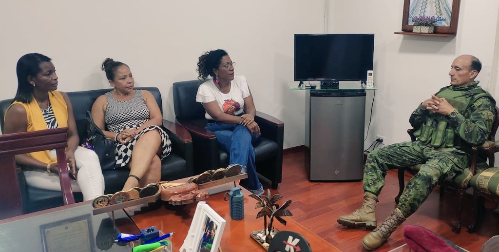 EducacionZ1Ec's tweet photo. [ESMERALDAS] La coordinadora @martaluciavale, se reúne con el General del Ejército Milton Rodríguez, y Distritales de Esmeraldas, Muisne - Atacames; en instalaciones del Bimot N°13. El objetivo es precautelar la seguridad de la comunidad educativa. #TransformaciónEducativaEc https://t.co/9ENJx766Fp