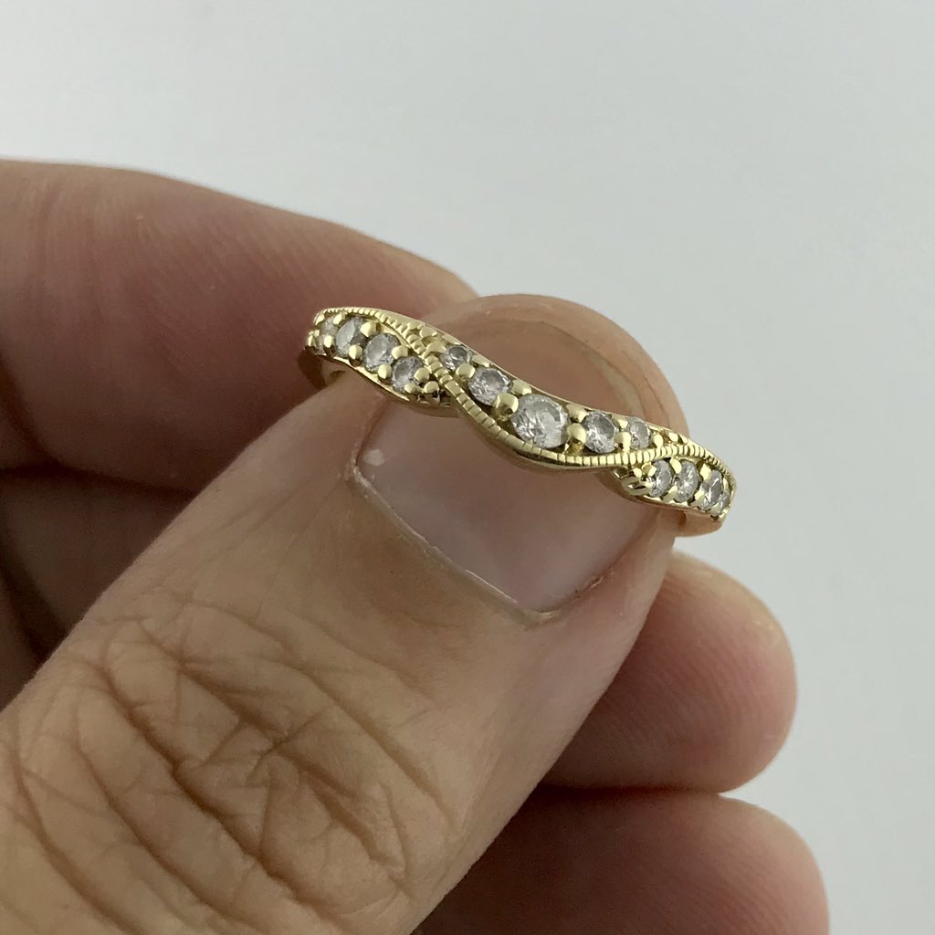 Available now! 14k gold ladies anniversary ring! Weighs 2.8 grams and features 13 diamonds for .25 ctw. Yours for $369.99 #pawnshop #oakland #sanfrancisco #sf #bayarea #sfbayarea #eastbay #pawnshopfinds #pawnshopdeals #bestcollateral #gold #diamonds #diamondring #anniversaryring