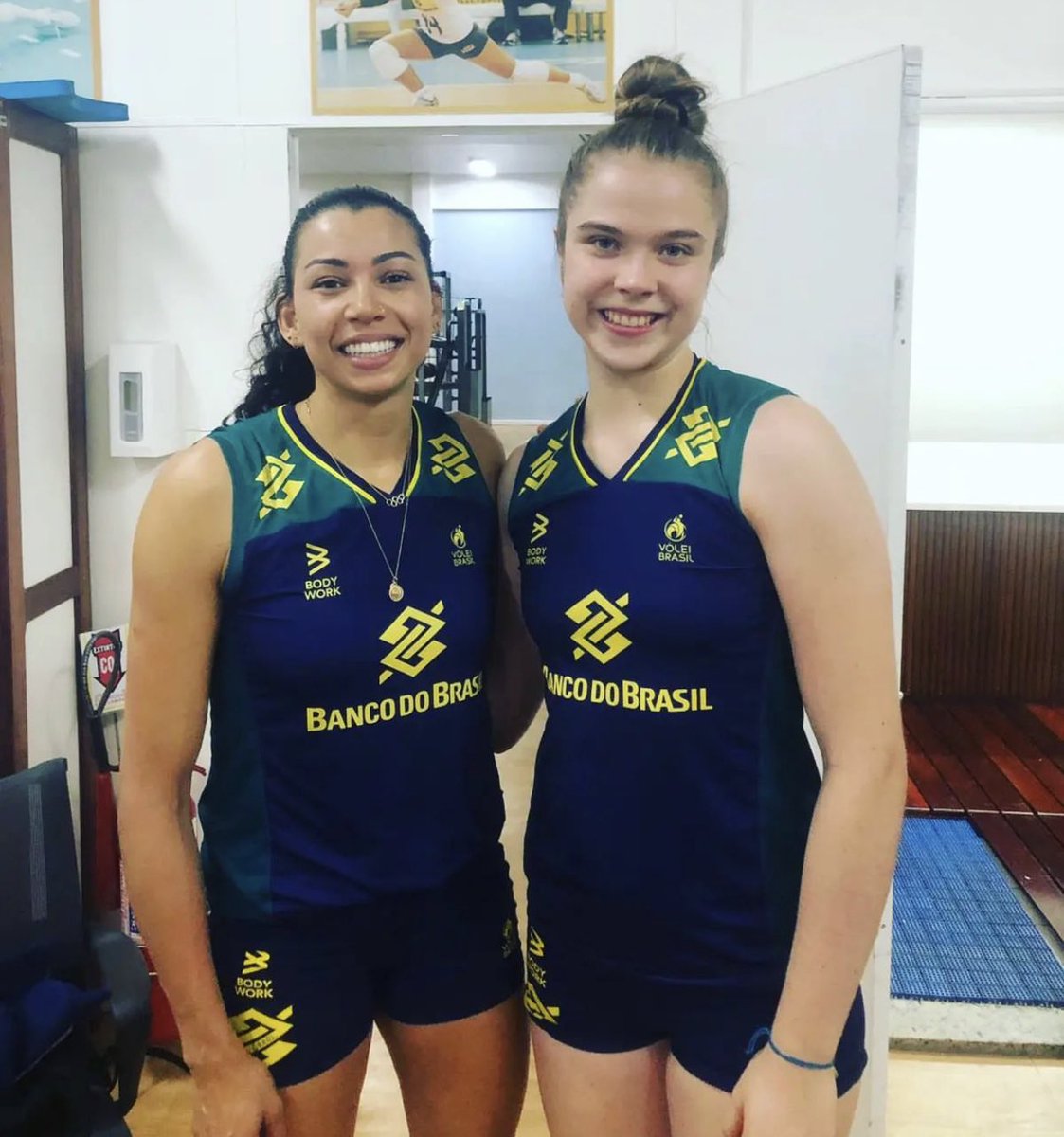 centralcarol15's tweet photo. Marina Maccarone (12 anos, 1.84m) e Laura Maccarone (14 anos, 1.89m) com Carolana em Saquarema 🇧🇷❤️

fotos e informações via @catharinapmo https://t.co/NO0uCo9g3m