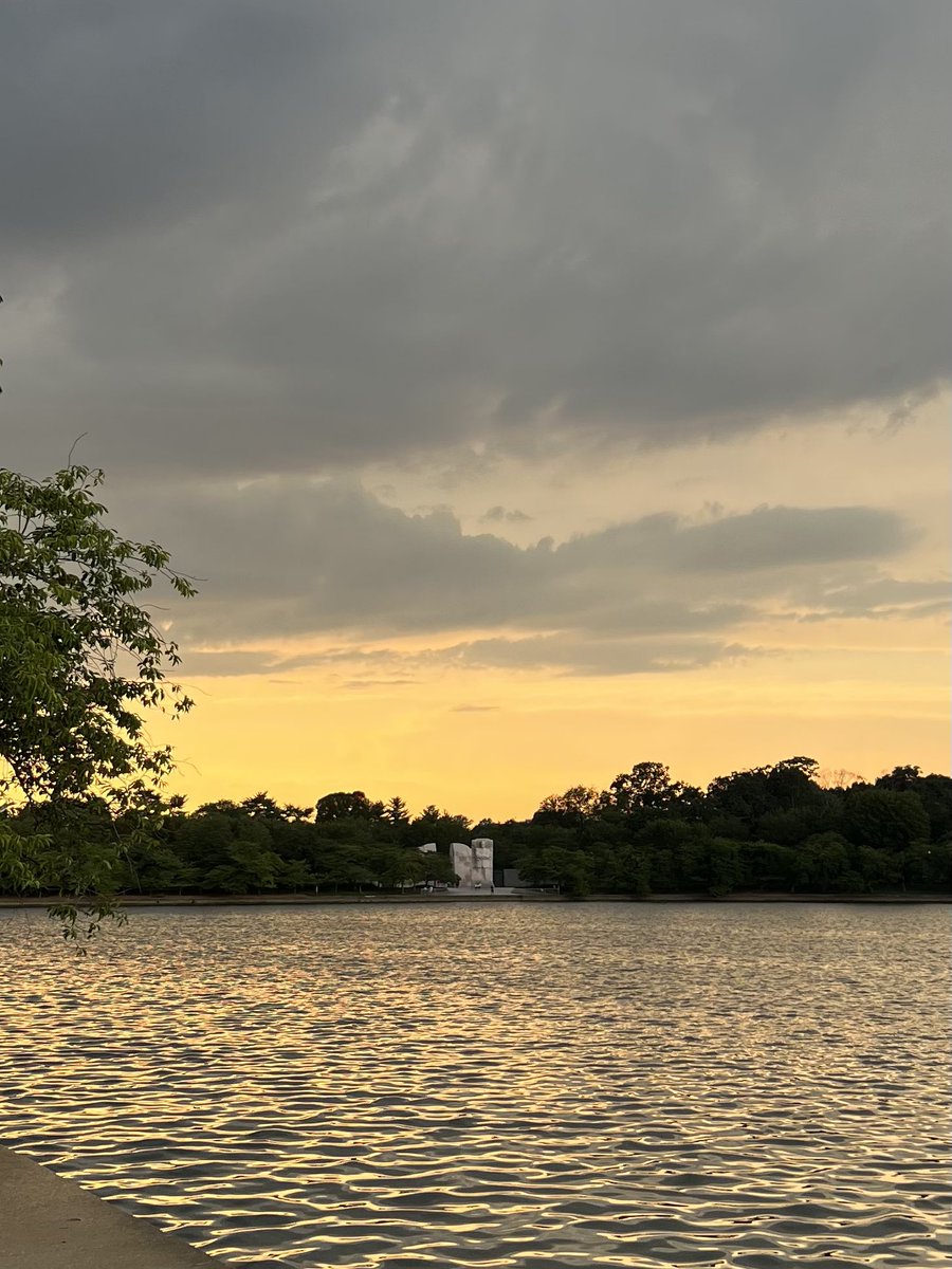 NationalMallNPS's tweet photo. There’s a dramatic sky over the Tidal Basin tonight. Enjoy the view!
#WashingtonDC https://t.co/KvlMytPhsA