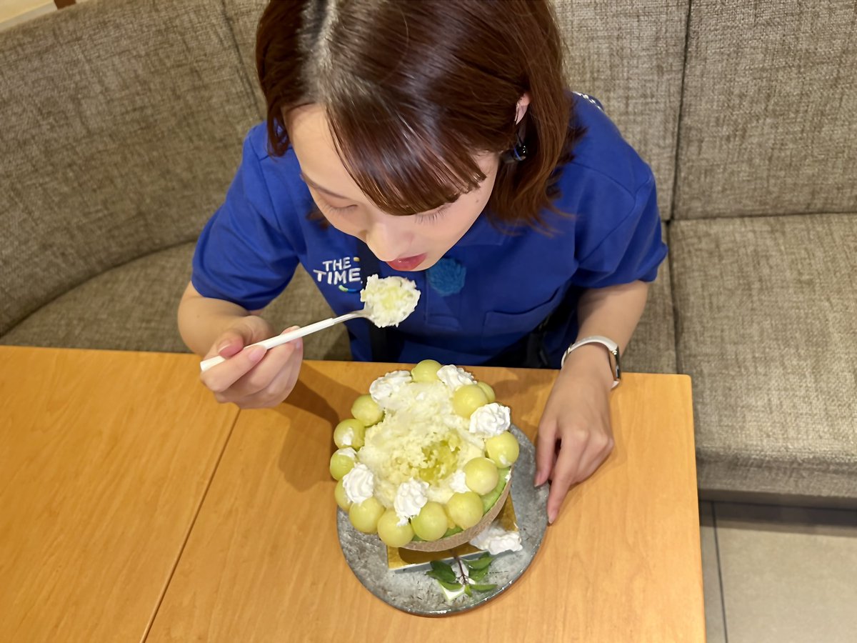 昨日はかき氷の日！
#バズったワード　銀座福祿壽のまるごとメロンかき氷🍧中継でした！
くりぬいたメロンの果肉を半玉分使用。見た目も華やか！果汁蜜・果肉・ミルクソースの爽やかな甘さ😍
生中継で半分以上食べてしまいましたがボリューム満点！予約不可のため早めの来店がおすすめ🍧
#thetime_tbs