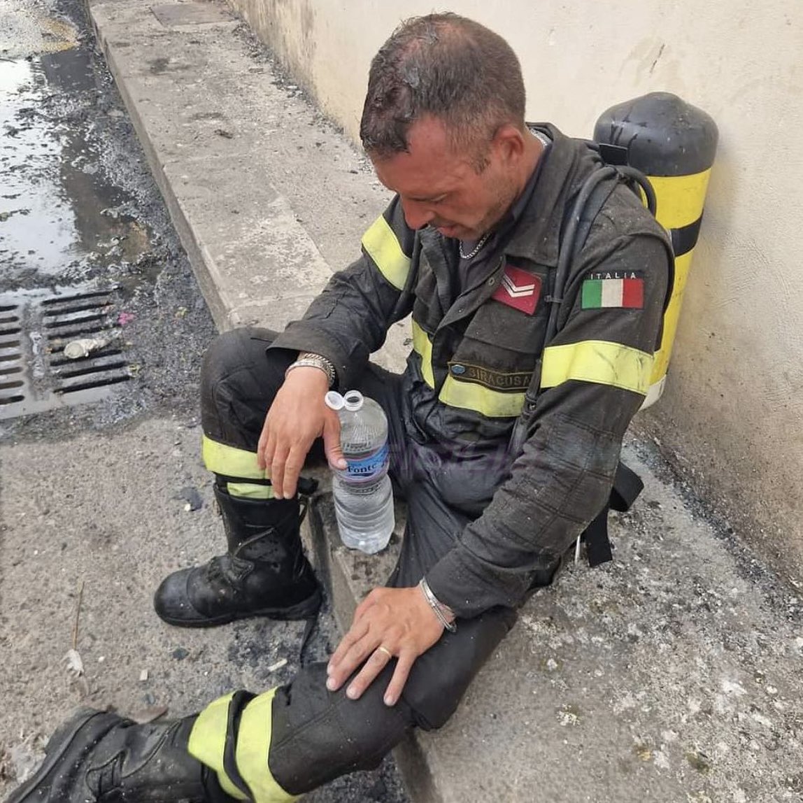 trashastrale's tweet photo. La #Sicilia esausta, tra le fiamme dell’inferno, resiste.
Non basta dire grazie, non basta chiamarli eroi, non basta fare come si fece con gli infermieri e i medici durante la pandemia. C’è bisogno di molto altro, di piani di emergenza, di tempestività. https://t.co/Fh305t5rpz