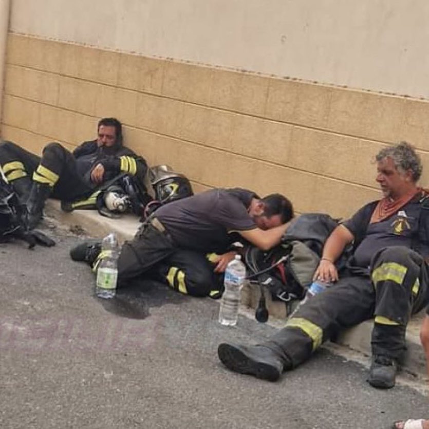 trashastrale's tweet photo. La #Sicilia esausta, tra le fiamme dell’inferno, resiste.
Non basta dire grazie, non basta chiamarli eroi, non basta fare come si fece con gli infermieri e i medici durante la pandemia. C’è bisogno di molto altro, di piani di emergenza, di tempestività. https://t.co/Fh305t5rpz