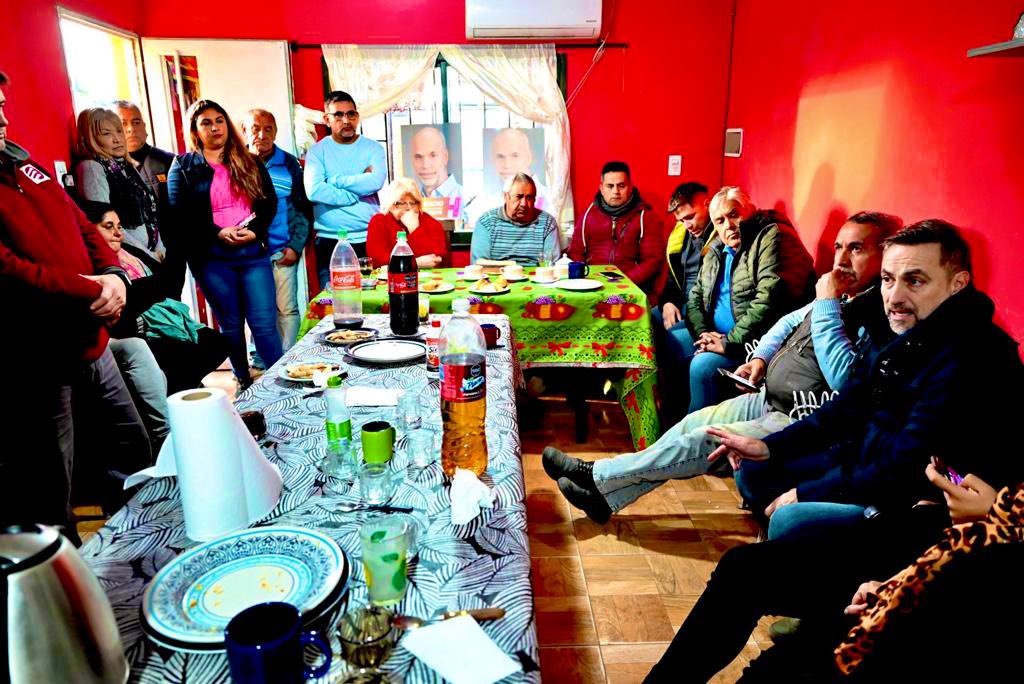 ramonjmestre's tweet photo. Para que Argentina salga adelante se necesita coraje, experiencia y dejar atrás esas ideas del kirchnerismo que ya fracasaron. De eso conversamos en la casa de Pedro. @horaciorlarreta y @GerardoMorales están en condiciones de gobernar y generar oportunidades para todos. https://t.co/x5vfPGiZ5U