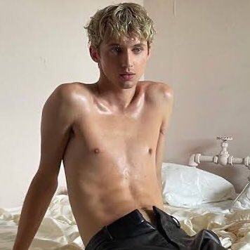 poponze's tweet photo. O cantor Troye Sivan revelou que é ativo. 

“As pessoas ficam surpresas quando saem comigo e descobrem que eu não sou passivo”. https://t.co/1wutZ6IN22