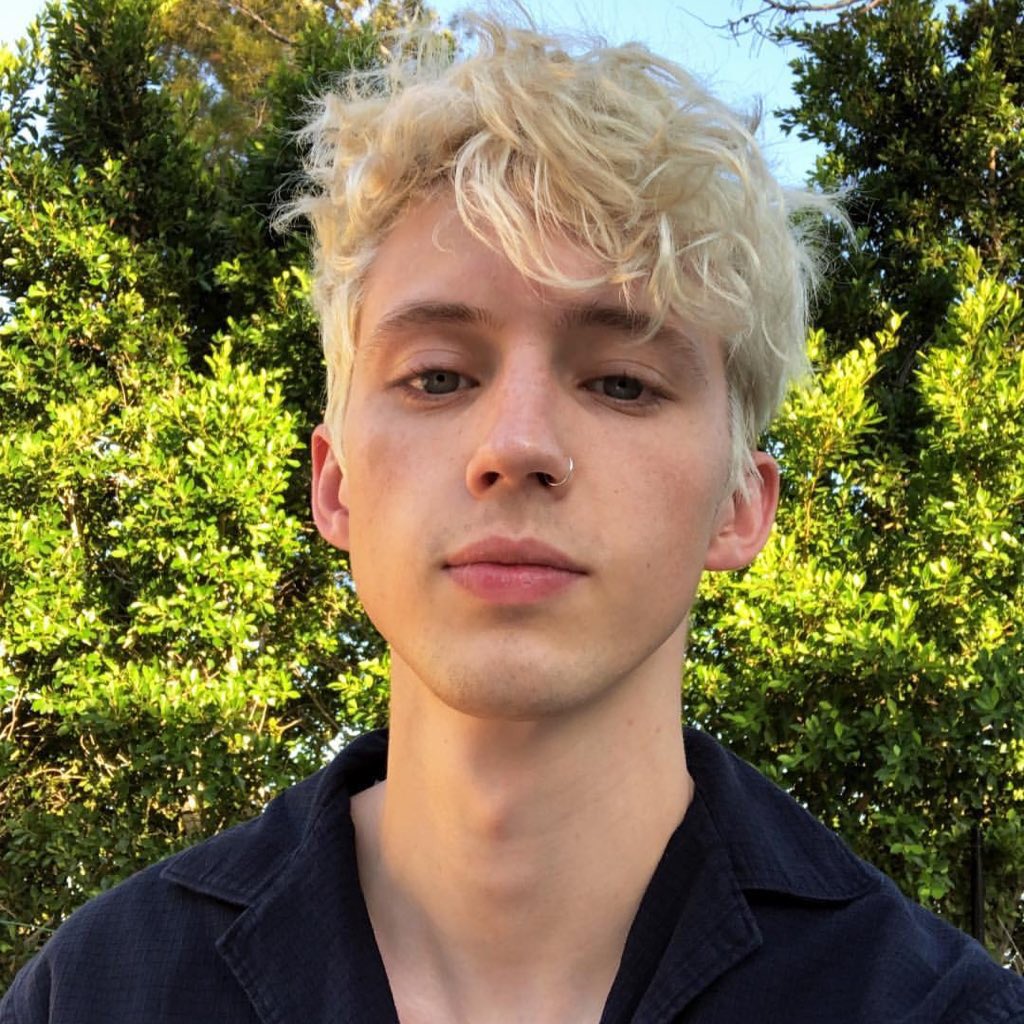poponze's tweet photo. O cantor Troye Sivan revelou que é ativo. 

“As pessoas ficam surpresas quando saem comigo e descobrem que eu não sou passivo”. https://t.co/1wutZ6IN22