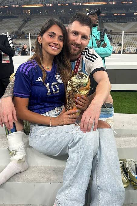 AleLopeezNV's tweet photo. Yo lo seguiré diciendo, mientras ellos esten juntos creo en el amor porque de otras parejas famosas me decepciono. 💀 #RauwAlejandro https://t.co/I83DGoZem5