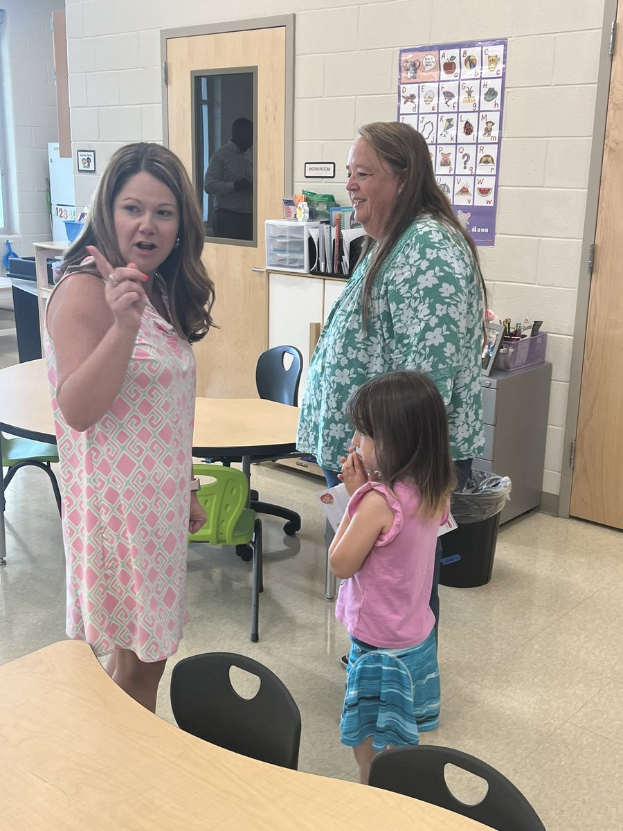OGELiaisonLewis's tweet photo. A fun night greeting 4 and 5 K students and families! https://t.co/RCY6vWjEJW