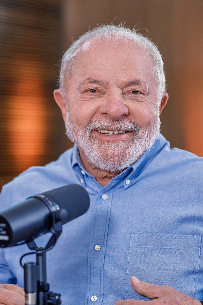 LulaOficial's tweet photo. Duas pessoas que querem o melhor para o Brasil se olhando. Boa noite.

📸 @ricardostuckert https://t.co/F4omOBb7cB