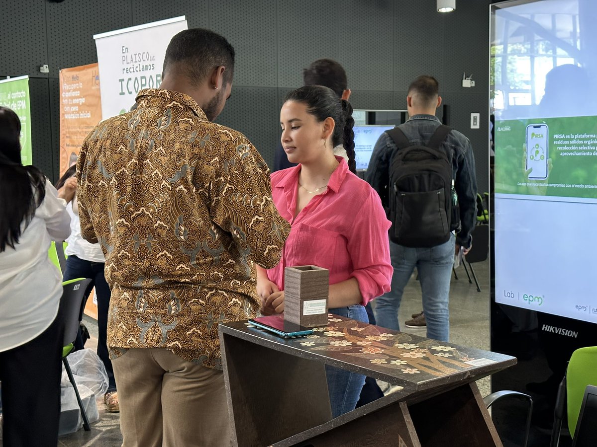 Ruta_N's tweet photo. ¡Somos la casa de los grandes eventos de ciencia, tecnología e innovación! 

100 empresas y emprendimientos se postularon a nuestro Showroom de Soluciones en Servicios Públicos en compañía de @EPMestamosahi, y 30 fueron los seleccionadas para mostrar sus soluciones. https://t.co/9moxlfmHGt