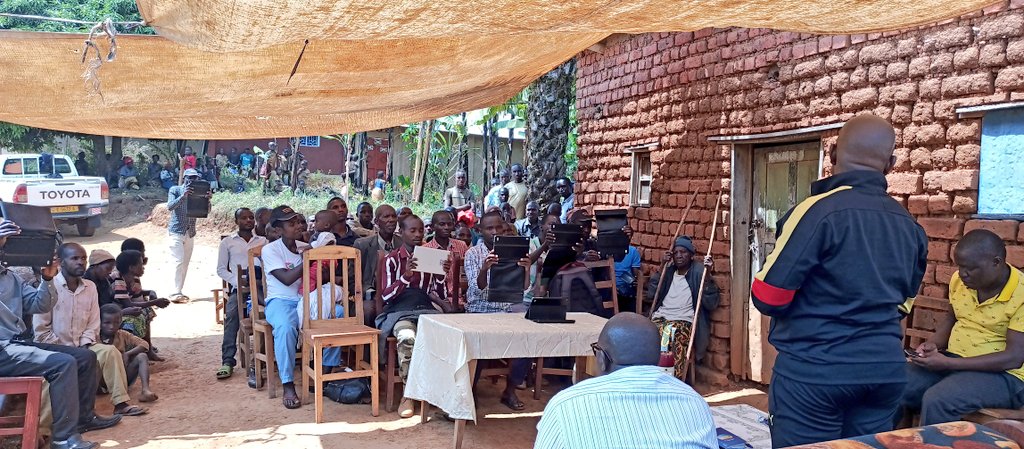 CibitokeProv's tweet photo. #Burundi Kuri uyu munsi wa 25/07/2023 Buramatari wa @CibitokeProv yagendeye abenegihugu bo ku mutumba #Muhungu muri Komine #Mabayi bahurikiye mu migwi G50 mu mugambi w'ishirahamwe #AUXFIN aho bakorera hamwe imigambi yo kwiteza imbere @MininterInfosBi @KwaNtare #Ayiwacu https://t.co/xiFOgB1BhS