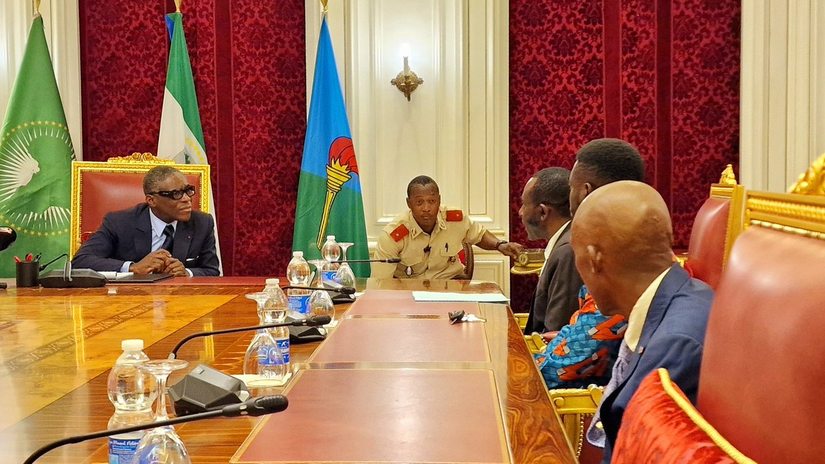 La_Vice_Press's tweet photo. Nguema Obiang Mangue busca solución al conflicto laboral entre #INPAGE y sus ex empleados; éstos reclaman desde 2016 más de 300 millones XAF por #liquidaciones no pagadas.
El Vicepresidente ha encargado el caso a la 1°Ministra del Gobierno para hallar acuerdo entre las partes. https://t.co/mSN66wA8vp