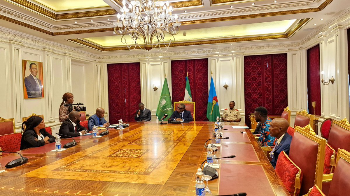 La_Vice_Press's tweet photo. Nguema Obiang Mangue busca solución al conflicto laboral entre #INPAGE y sus ex empleados; éstos reclaman desde 2016 más de 300 millones XAF por #liquidaciones no pagadas.
El Vicepresidente ha encargado el caso a la 1°Ministra del Gobierno para hallar acuerdo entre las partes. https://t.co/mSN66wA8vp