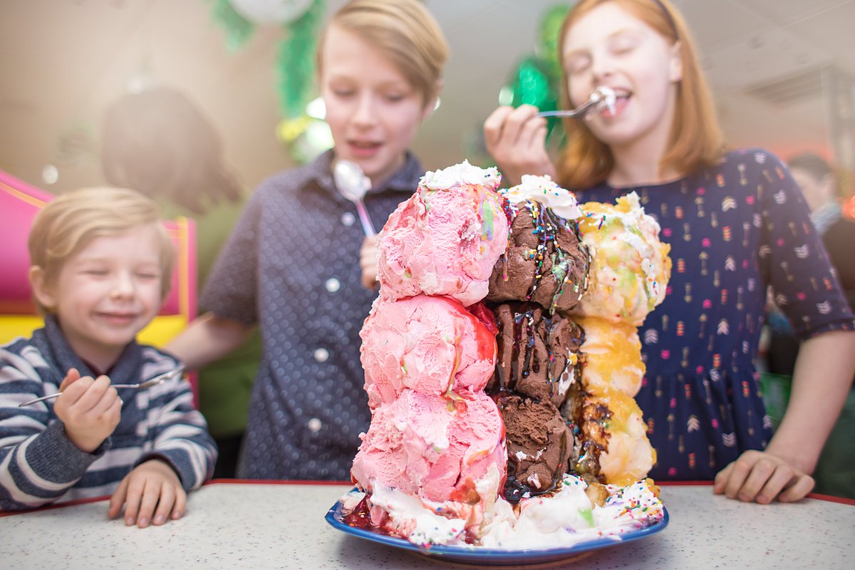 MarionCVB's tweet image. Heads up - tomorrow is #NationalBananaSplitDay and we're smiling from ear to ear. 🍌🍨 'Cause if you're going to celebrate, may as well celebrate big! 
Have you ever indulged in The Poky Dot Banana Split Challenge?

📍1111 Fairmont Ave, Fairmont

#mymarionwv #bananasplit