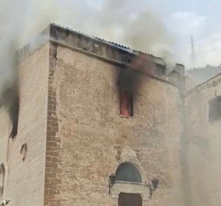Giul_Granato's tweet photo. Per un po' di vernice lavabile hanno scatenato la canea e la repressione contro #UltimaGenerazione.

Per salvare il nostro patrimonio artistico e culturale che va in fiamme, per davvero, il Governo è invece del tutto immobile.

Questa è la Chiesa di Santa Maria in Gesù a Palermo. https://t.co/XNzQL0Rvkq