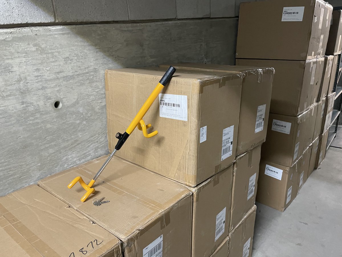 CovKyPD's tweet photo. 🚨 ALERT:  We are still seeing a rapid increase in thefts of Kias and Hyundais w/ turn-key ignition (model yrs 2011 to 2021). Come get a FREE wheel lock in the lobby. We are giving them out from 8 am to 4 pm with proof of ownership and Covington residency. #covkypd #freewheellock https://t.co/tquVb9oSgE