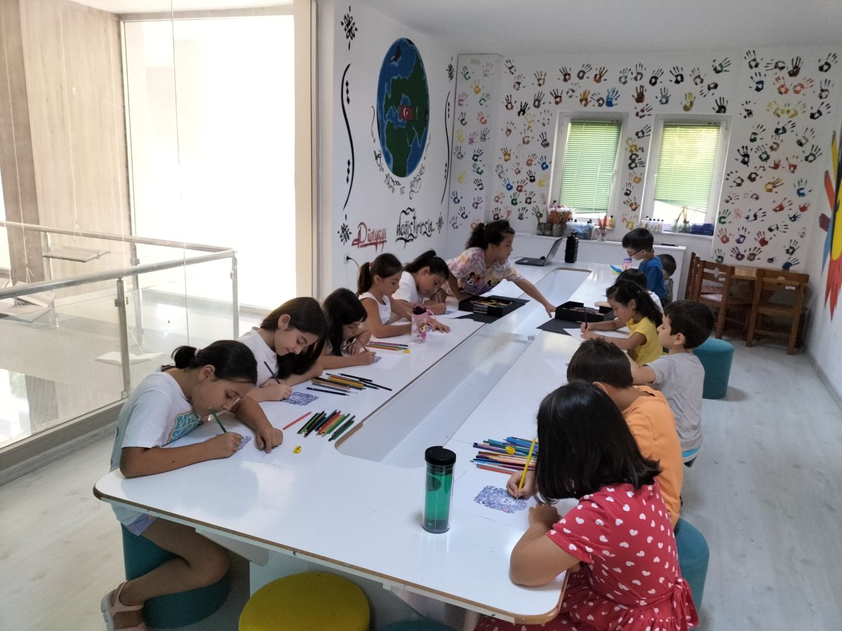 tekeliogluihk's tweet photo. Kütüphanemizde bugün Mandala Boyama Atölyesi gerçekleştirilmiştir. Atölye katılımcılarına teşekkür ederiz.

#KütüphanedeHayatVar
#Kütüphaneİyileştirir
#100Yılda100000Etkinlik
#MünevverÖrenAtölyesi https://t.co/odKwVNYBu4