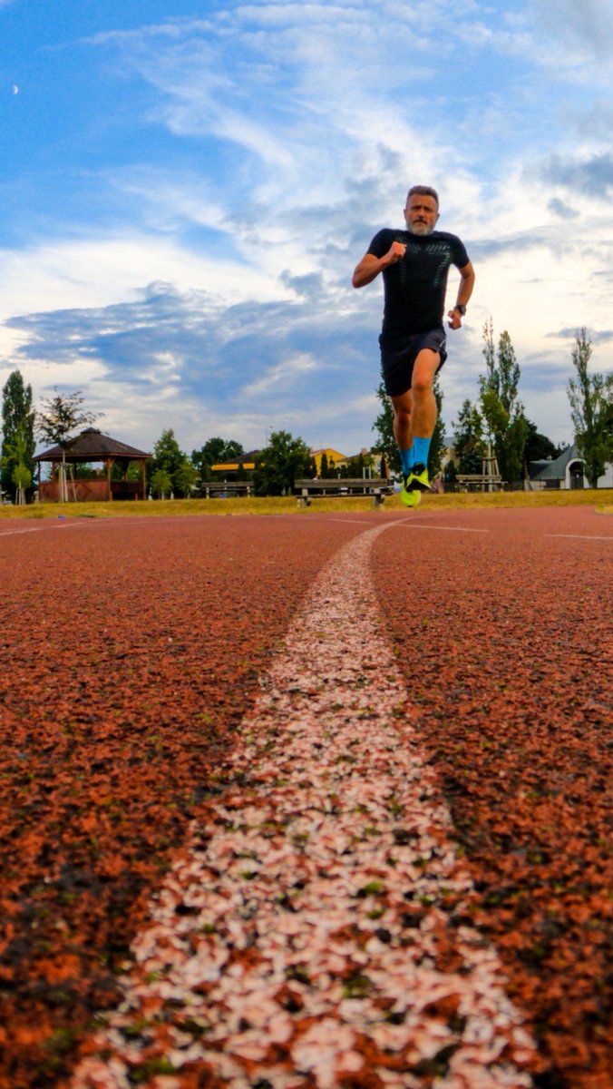 michal_kudrna's tweet photo. Prý, když chceš zrychlit, musíš na ovál. Říkali a divně se u toho smáli 😀😊 
---
Trénink: R - 10 x 200 m - V
#trenink #running #roadfromhell https://t.co/F7qEQ7ZqcG