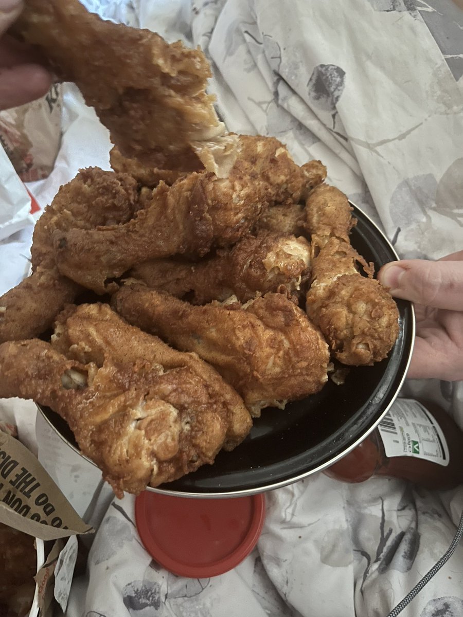 hevbev85's tweet photo. #kfc #ketteringkfc #KFC #kettering #chicken #friedchicken #KFCHQ ordered a party bucket and got 13 legs out 14 pieces of chicken! phoned manager to say it’s zero variety and got the phone put down on me but not before he told me that head office sent only legs!! https://t.co/jDlUxXSowx