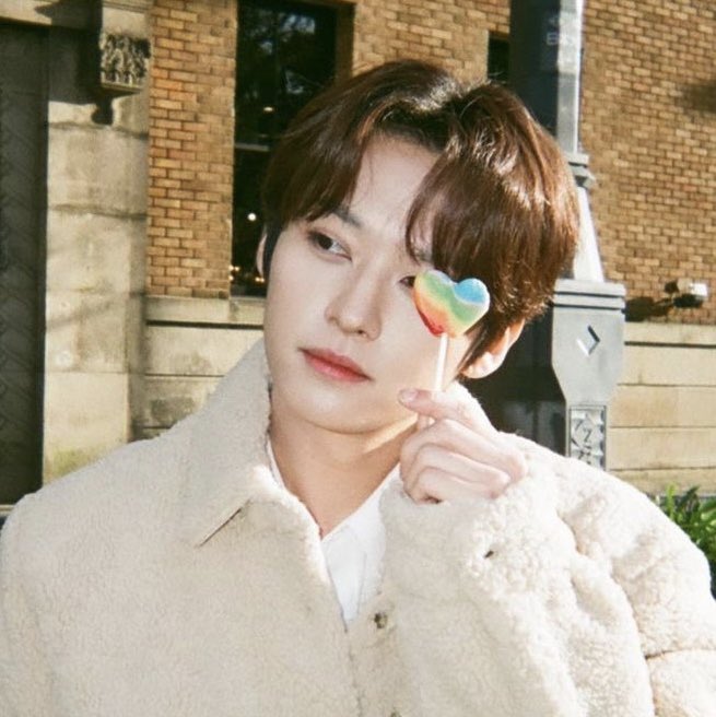 minsngiee's tweet image. 1 ticket for                           1 ticket for
barbie                                   whatever 
please                                  he’s seeing