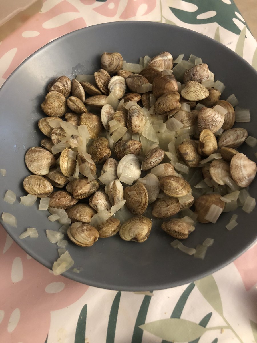 Manuyeaah's tweet photo. @CRFresponde Mira que almejas tan ricas recién compradas hoy martes. Por favor los productos que no estén en buen estado no los vendáis. Nos hacéis un favor! https://t.co/dFuNQne38p