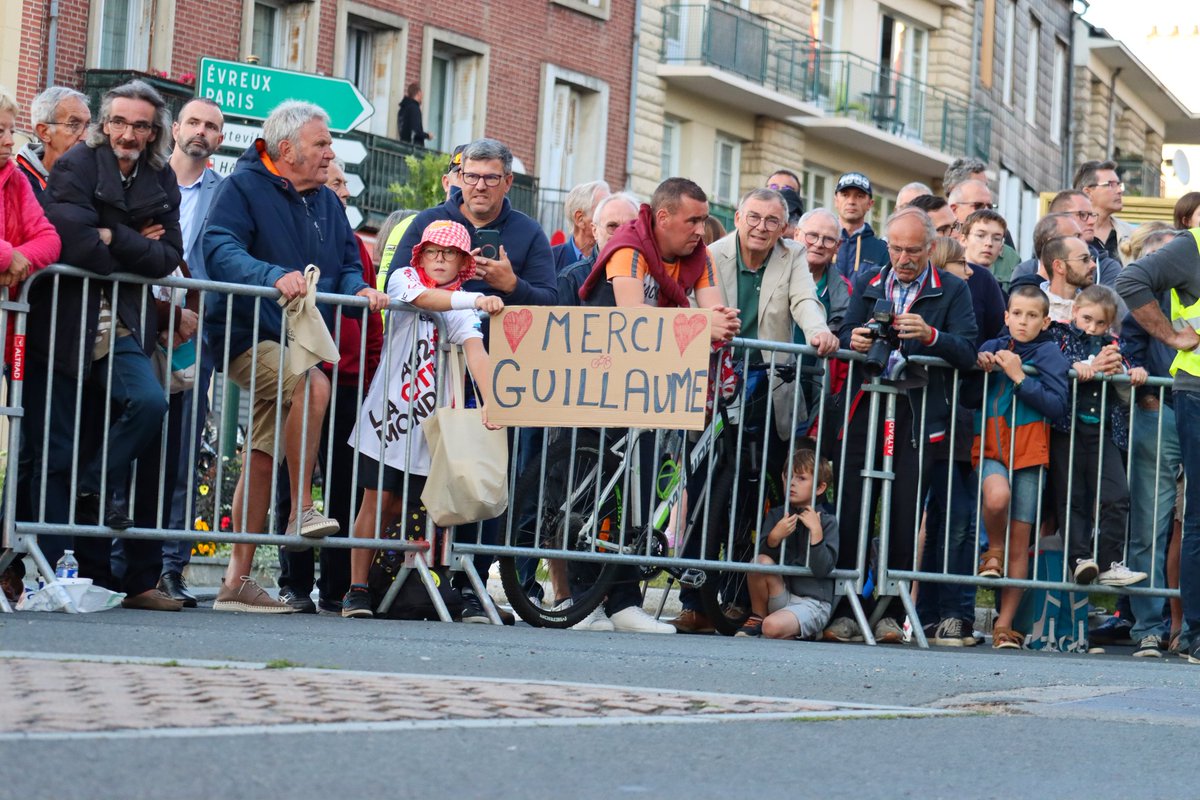 Ambiance saucisses-frites et bain de foule : pas de doute, la saison des critériums d'après-Tour est ouverte ! 🤩

📸  <a href="/Camemb_R/">CAMEMB'R</a>