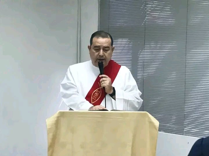 UNICAeduve's tweet photo. #EnFotos | Nuestra casa Universitaria se une como familia Cristiana para recibir el nuevo Periodo Académico LAR II-2023 con la Eucaristía Solemne, coincidiendo con el 43º Aniversario Sacerdotal de nuestro #RectorUNICA Pbro. Dr. Eduardo Ortigoza en el Salón Víctor Valera (C-1). https://t.co/uIAGTNxv4J