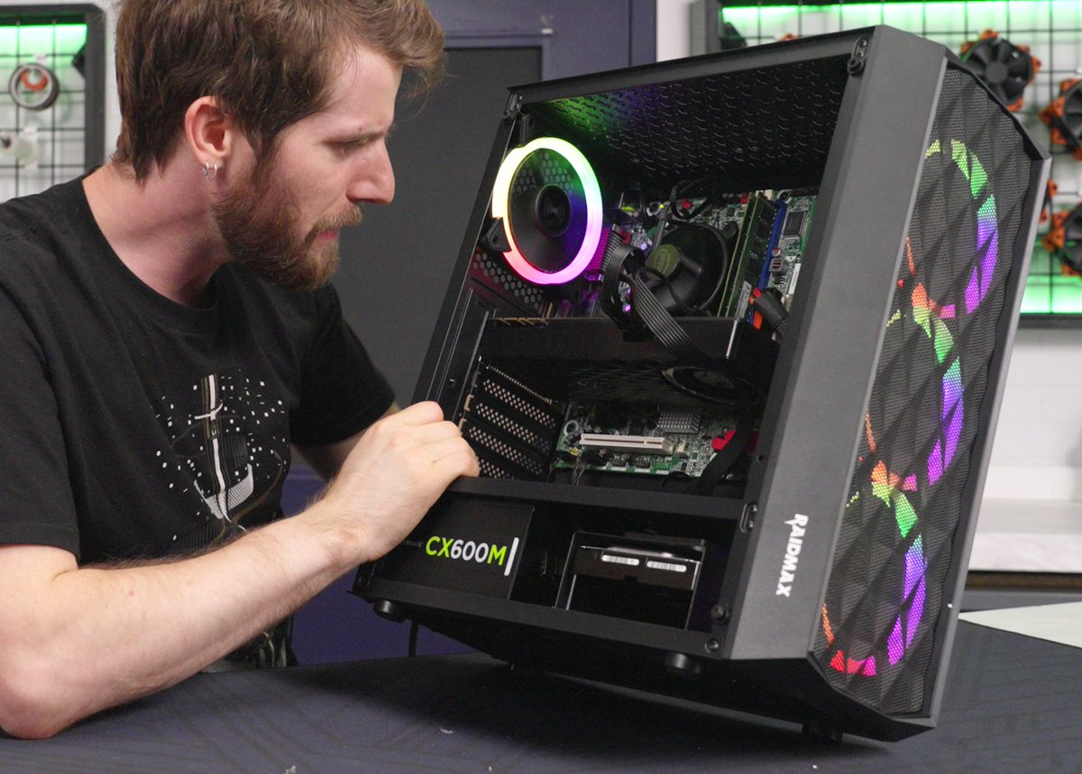 Linus Tech Tips tweet media