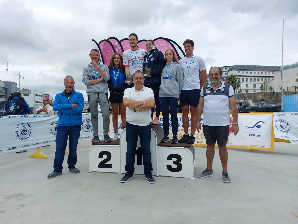 🏊 A 'Travesía a Nado ao Dique' reuniu a 231 nadadores e nadadoras na súa quincuaxésima primeira edición.

🏆 O concelleiro de Deportes, Manuel Vázquez, participou no acto de entrega de premios.