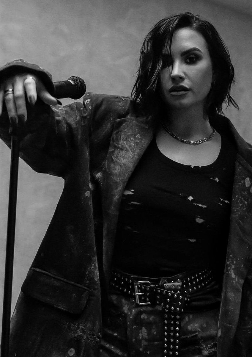 RT @comfortlovatos: this picture of demi lovato. https://t.co/W6qKmH4EBA