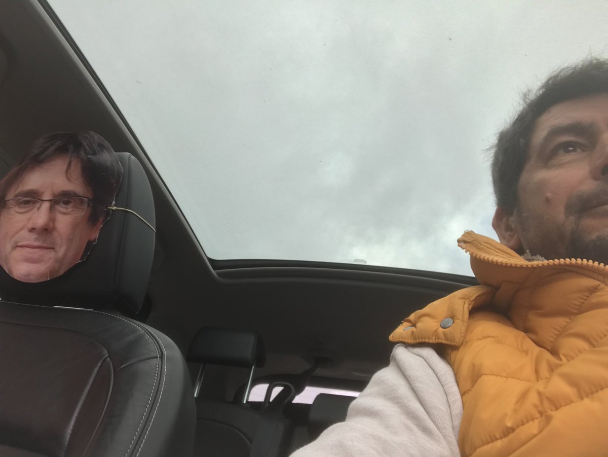 Spol_Moments's tweet photo. Barcelona's Chamber of Commerce president Joan Canadell driving around with a mask of fuigtive Catalan presidente Carles Puigdemont (2018) https://t.co/0aOr7yl9fx