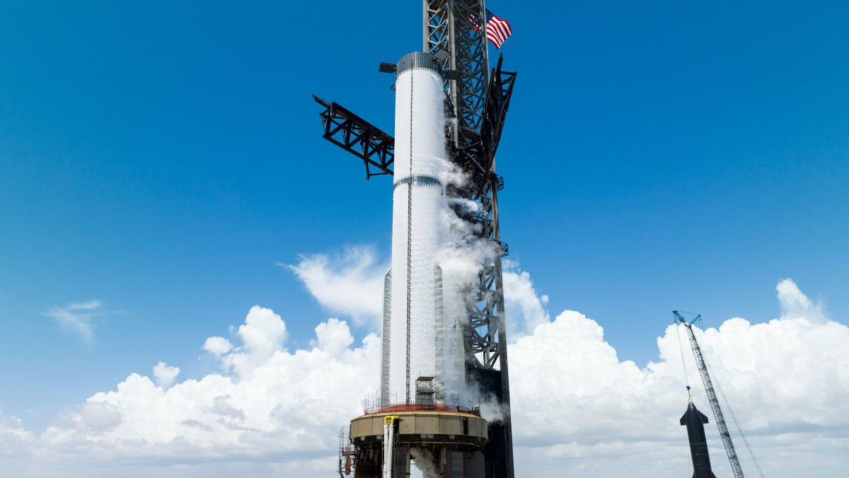 SPACEdotcom's tweet photo. SpaceX fuels up Starship Super Heavy boosters in prelaunch tests (photos) https://t.co/Ag8zprlemU https://t.co/ehln7St4j8