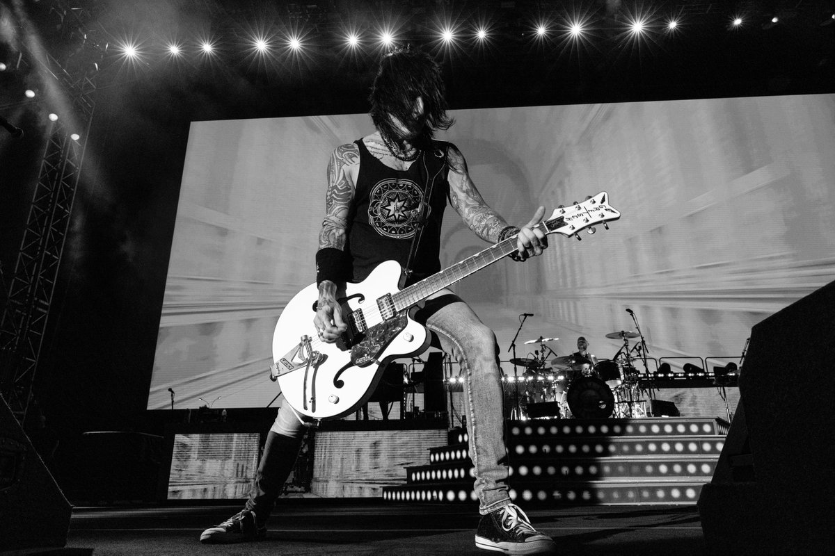 gunsnroses's tweet photo. Athens, what a way to end the Europe leg of the tour! Huge thank you for comin' out 🤘 https://t.co/z8tmQEZOtA