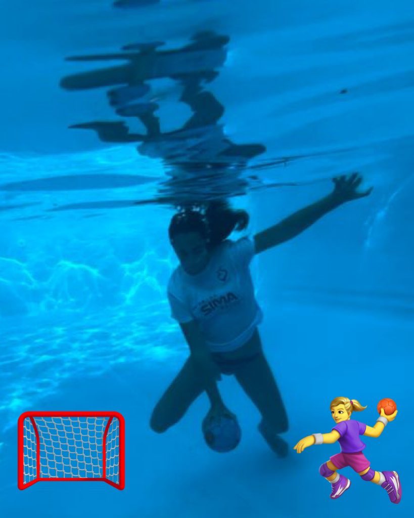 Mirad nuestra alevín Michelle improvisando un campo de Balonmano en el fondo de la piscina. ¿Quién dijo que el Balonmano no es refrescante?
Aupa SIMA-Corazonistas, viva el verano balonmanero!!